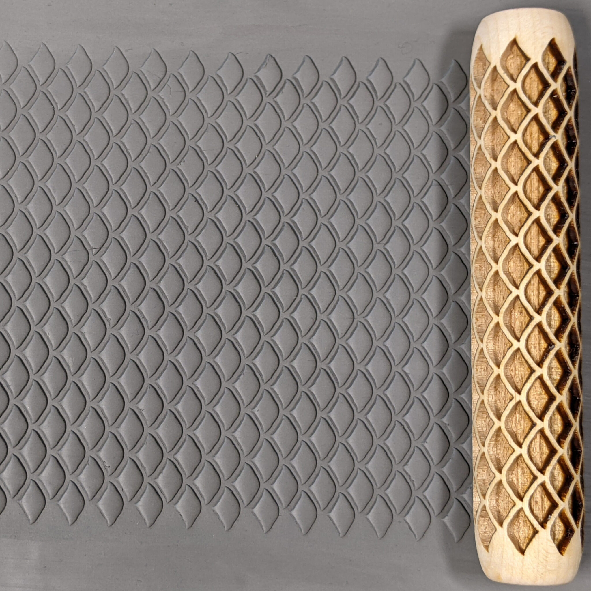 Socwell SD2059 Hand Roller - Fish Scales