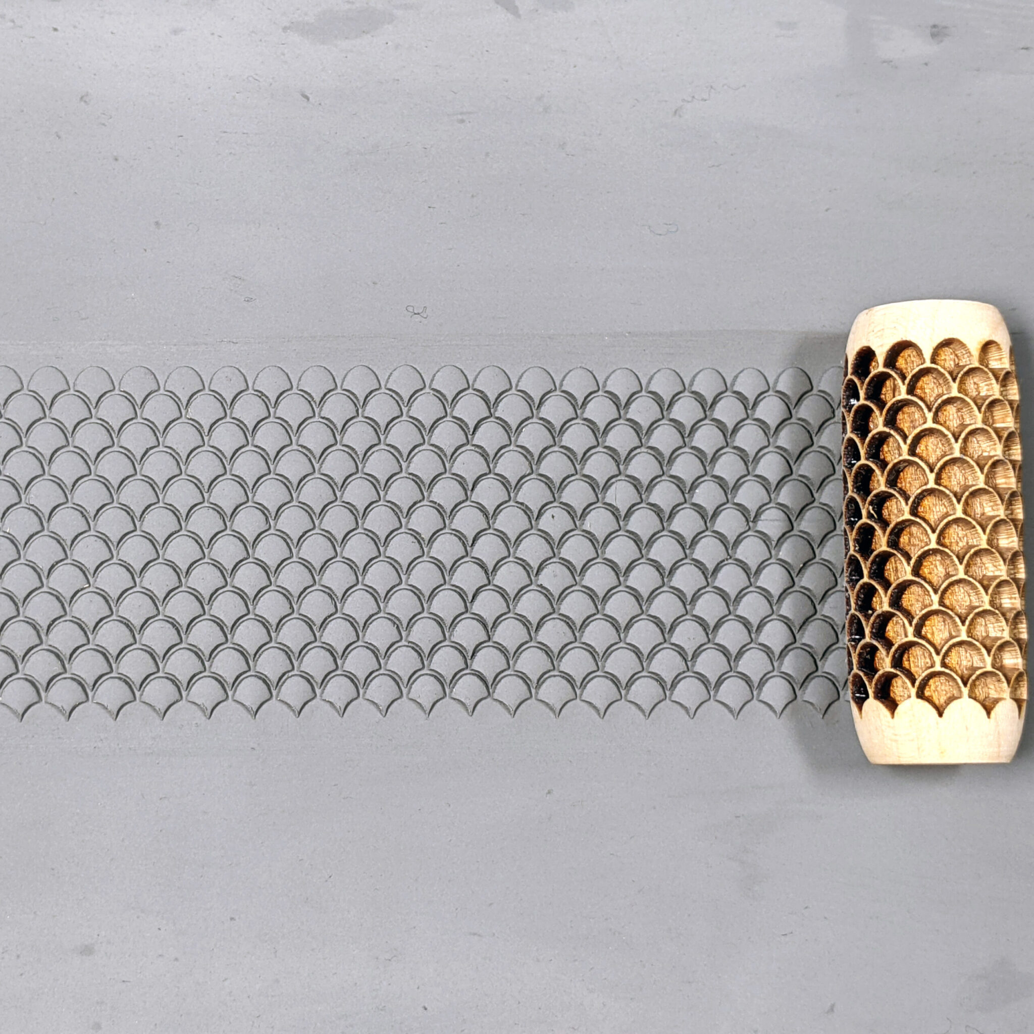 Socwell SD2219 Hand Roller - Fish Scales