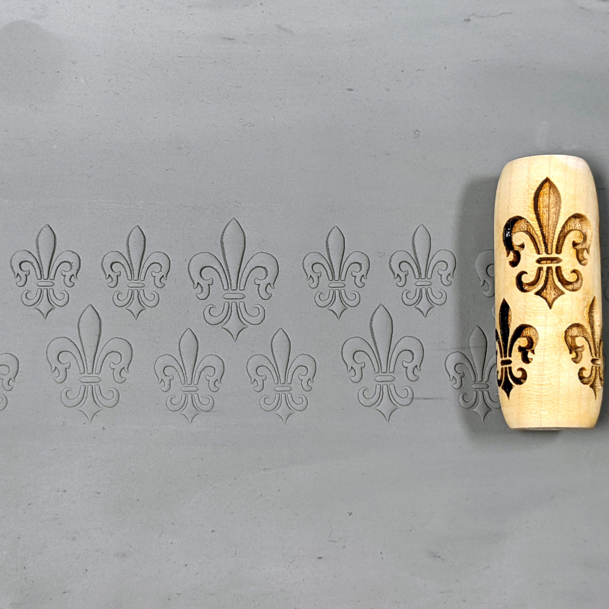 Socwell SD2236 Hand Roller - Fleur de Lis