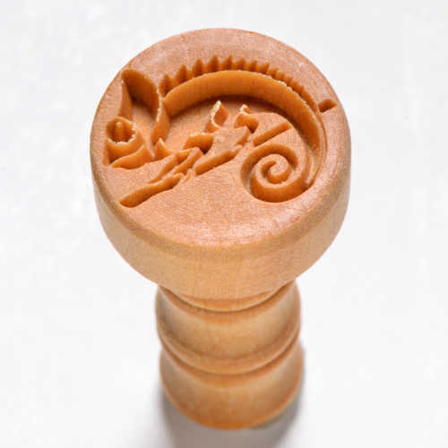 MKM SCM-207 Medium Round Stamp - Chameleon on Branch