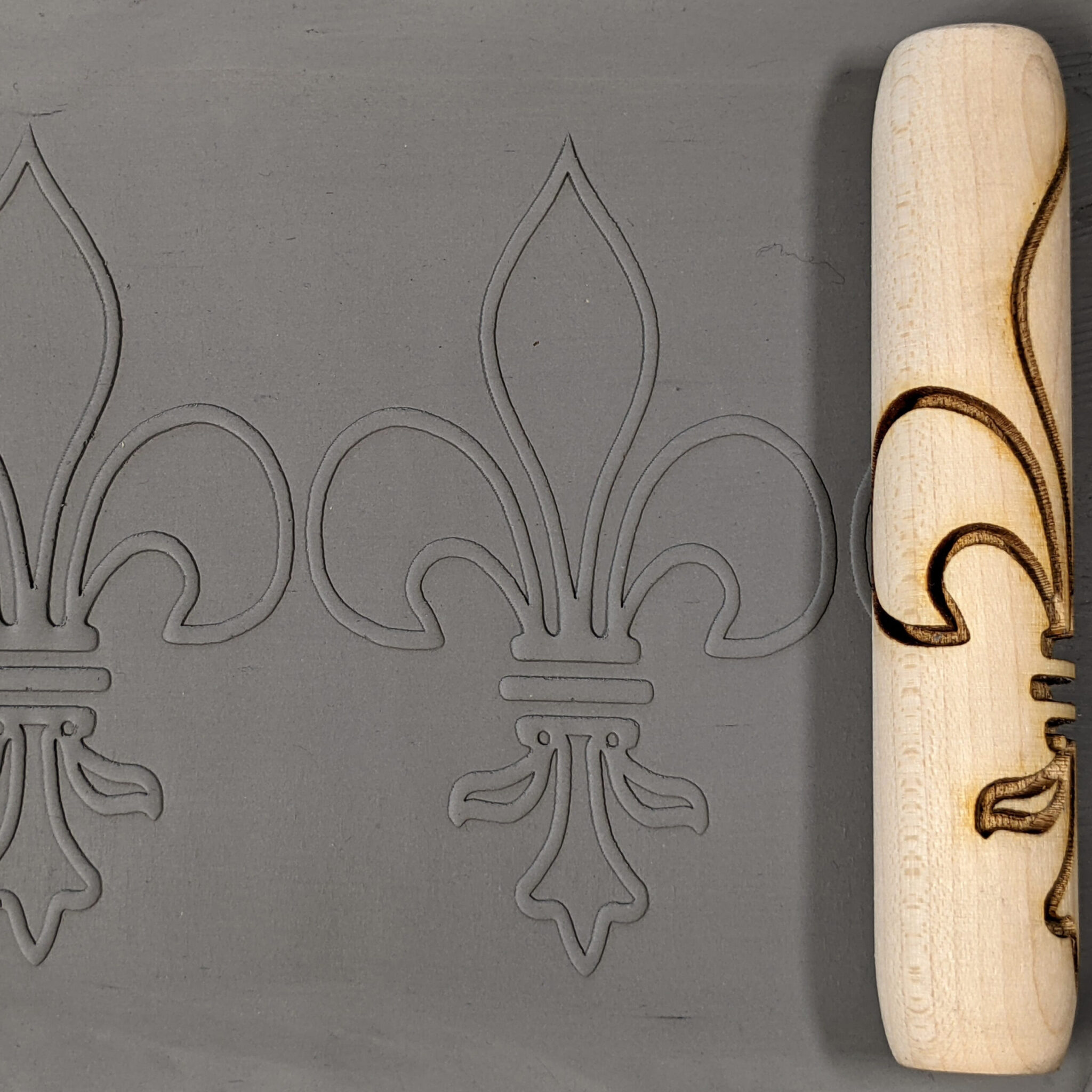 Socwell SD2057 Hand Roller - Fleur de Lis